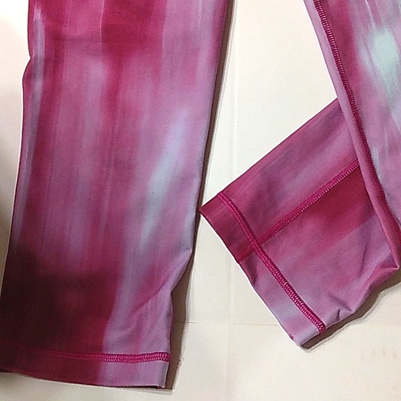 EUC Women's Under Armour Purple Ombre Athletic stretch Capri pants - Picture 3 of 12